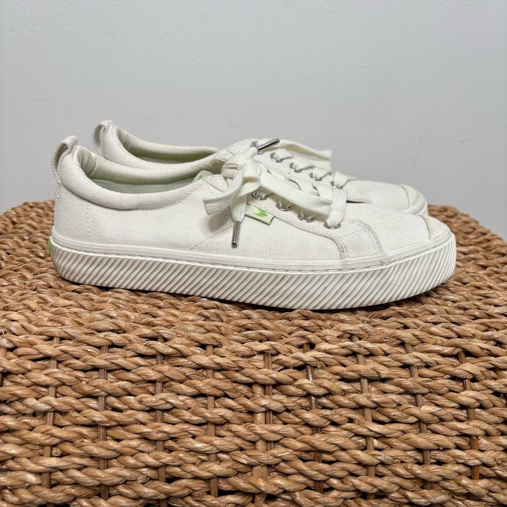 Cariuma OCA Low Top Canvas Sneaker Shoes Off-White Womens Size 7.